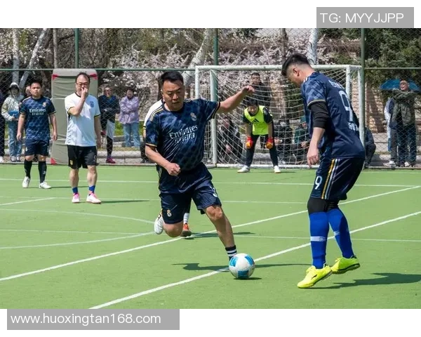 足球明星激情四射大力踢球瞬间精彩图片集锦展现运动魅力与风采
